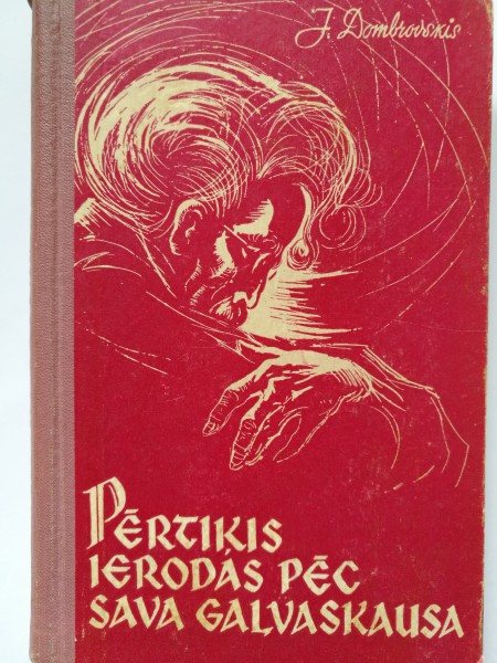 Pērtiķis ierodas pēc sava galvaskausa