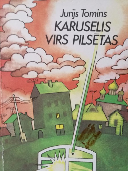 Karuselis virs pilsētas