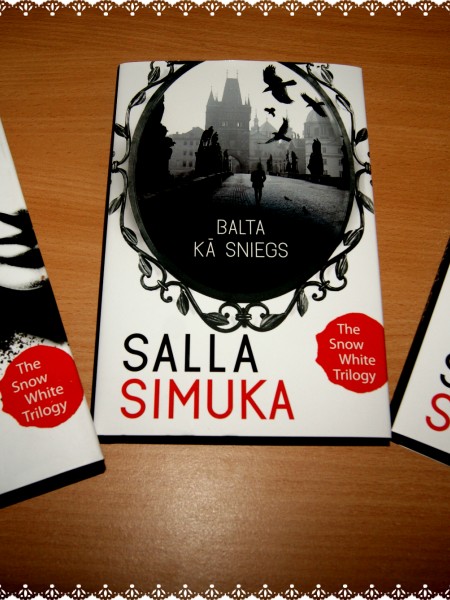 Baltā kā sniegs, sārta ka asinis, melna kā ogle