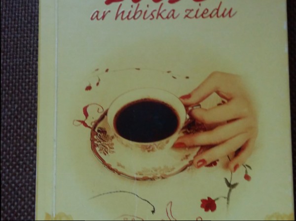 Tase ar hibiska ziedu 