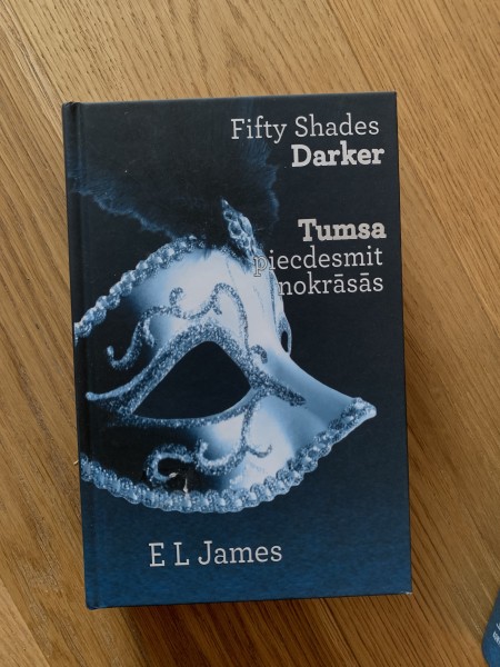 Tumsa piecdesmit nokrāsās