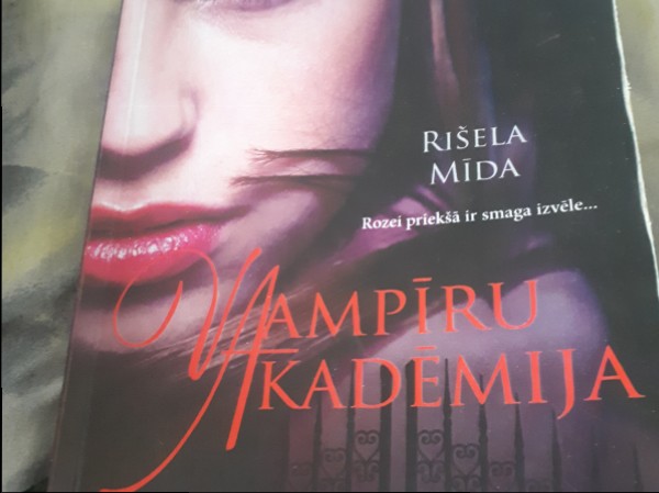 Vampīru akadēmija. Ēnu pieskāriens.