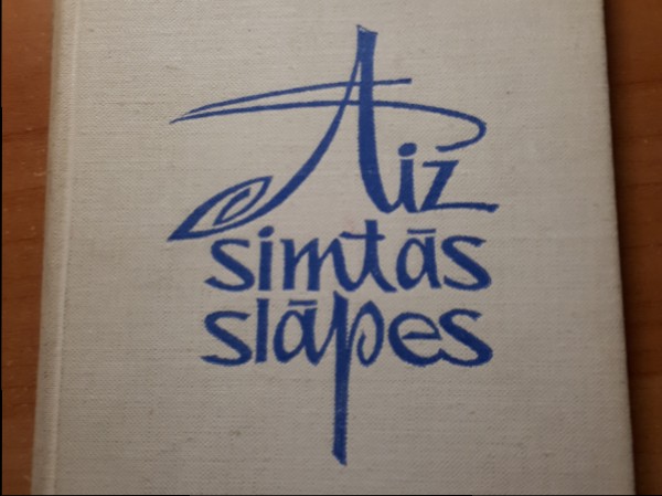 Aiz simtàs slàpes