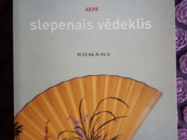 Sniega Roze un slepenais vēdeklis