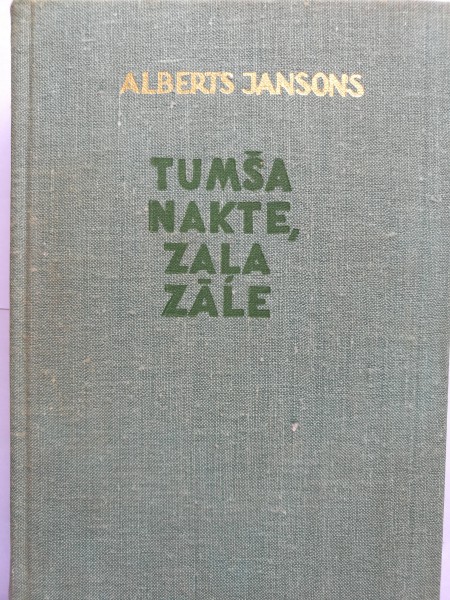 Tumša nakte, zaļa zāle