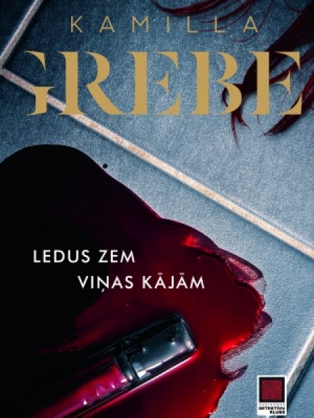 Ledus zem viņas kājām