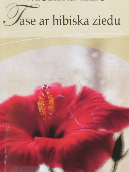 Tase ar hibiska ziedu