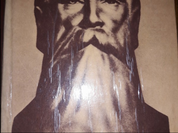 Pie dižozola saknēm