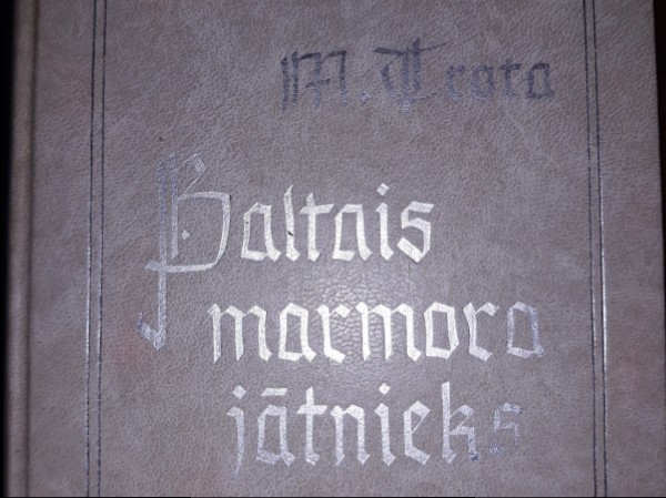 Baltais marmora jātnieks