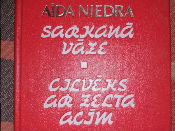 Sarkanā vāze. Cilvēks ar zelta acīm.