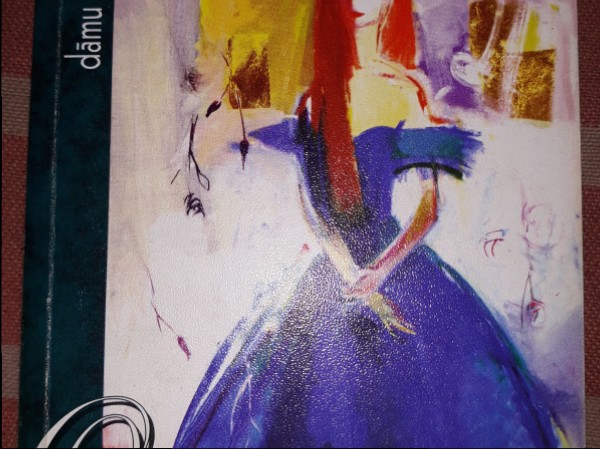 Ofēlija mācās peldēt