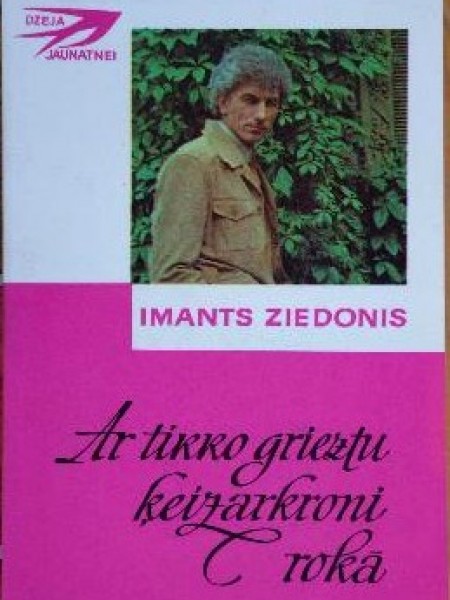Ar tikko grieztu ķeizarkroni rokā 