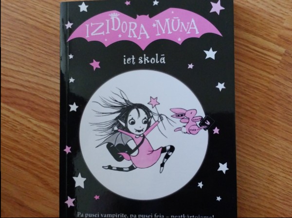 Izidora Mūna iet skolā