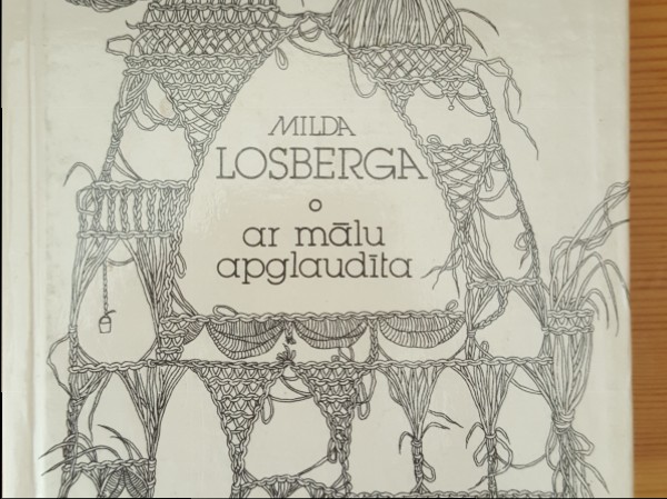 Ar mālu apglaudīta