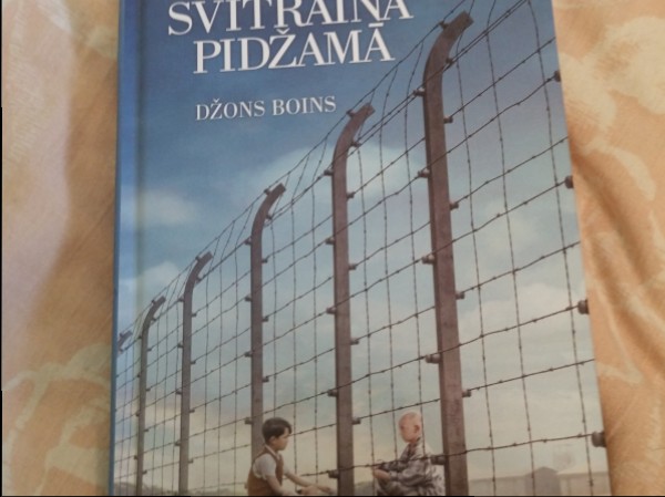 Puisēns svītrainā pidžamā