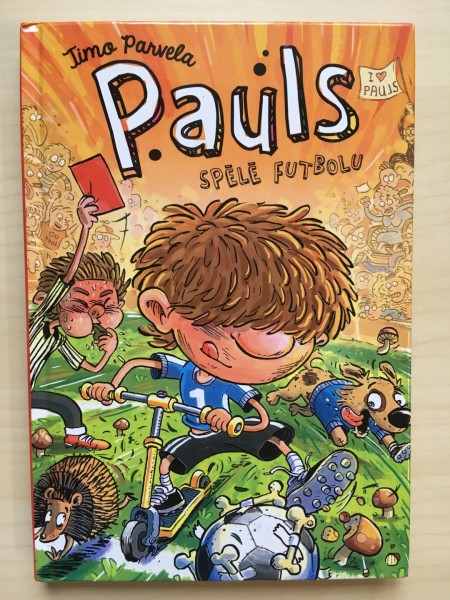 Pauls spēlē futbolu