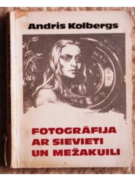 Fotogrāfija ar sievieti un mežakuili