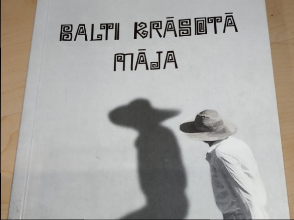 Balti krāsotā māja