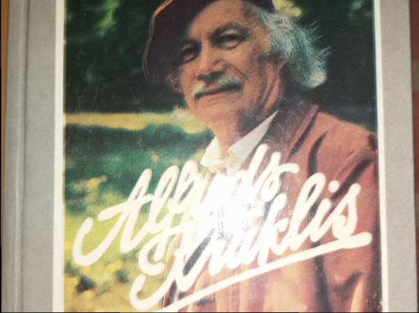 Dziesmās ieputināts