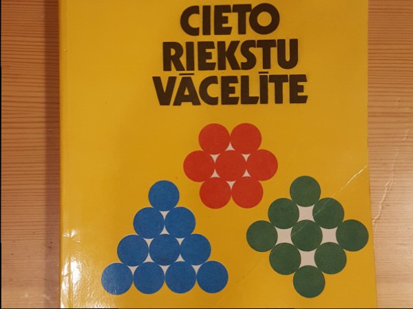 Cieto riekstu vācelīte
