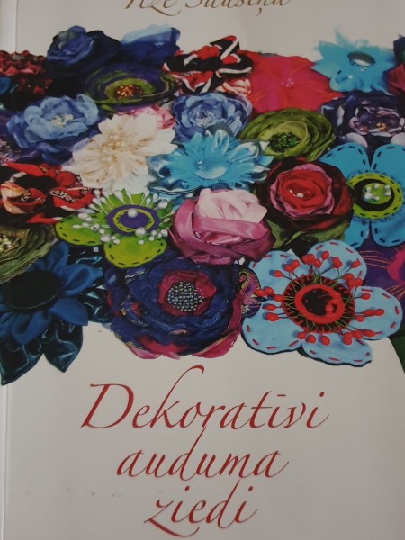 Dekoratīvi auduma ziedi