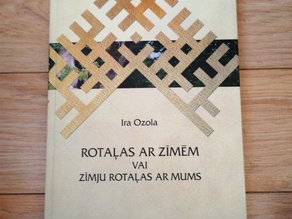 Rotaļas ar zīmēm vai zīmju rotaļas ar mums