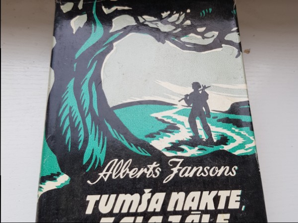 Tumša nakte, zaļa zāle