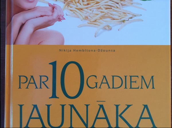 Par 10 gadiem jaunāka