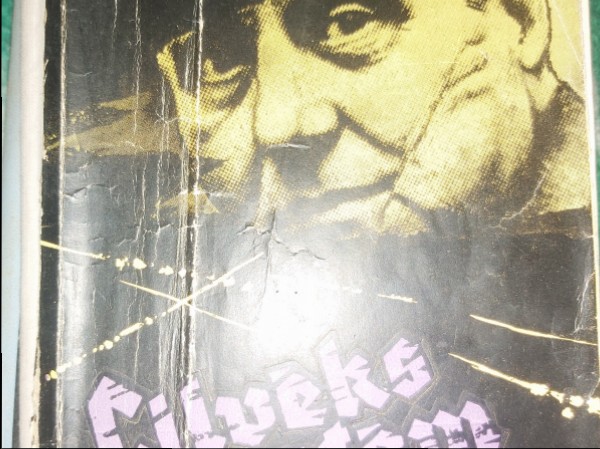 Cilvēks ar rētām sejā