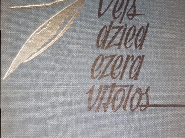 Vējš dzied ezera vītolos