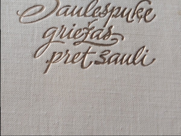 Saulespuķe griežas pret sauli