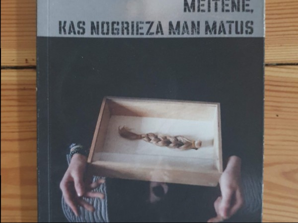 Meitene, kas nogrieza man matus