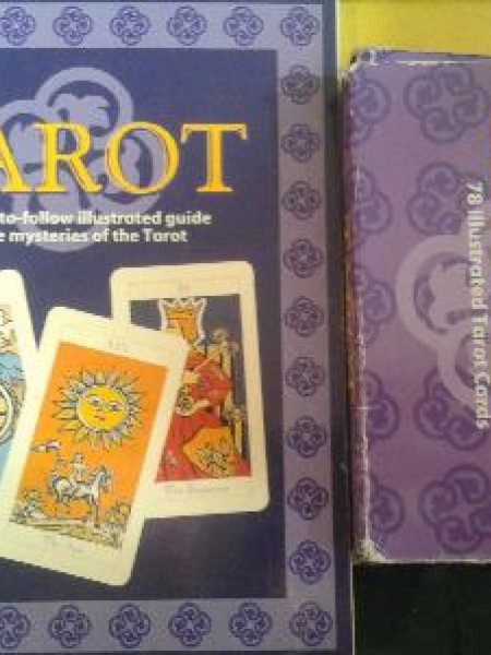 A tin of Tarot + 78 illustrated Tarot Cards