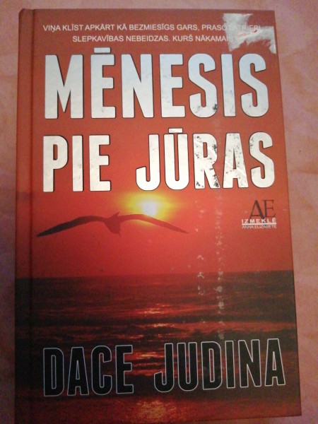 Mēnesis pie jūras
