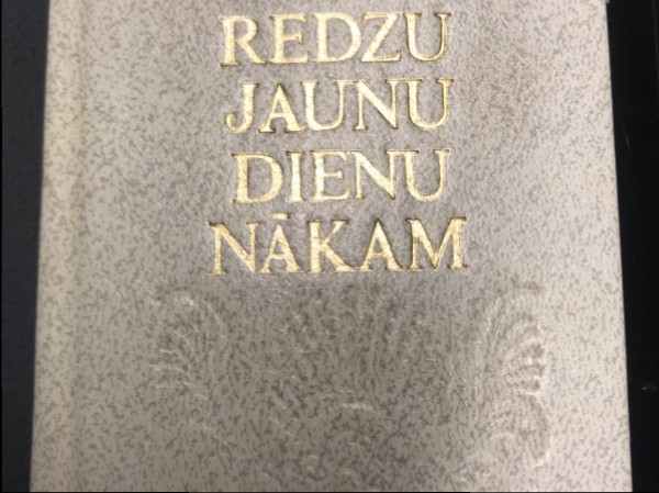 Redzu jaunu dienu nākam