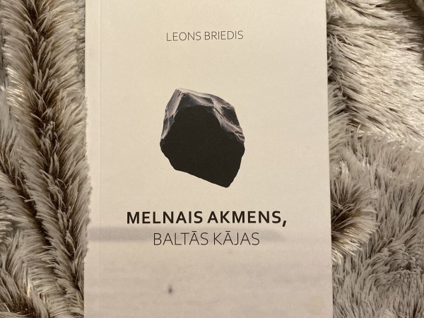 Melnais akmens, baltās kājas