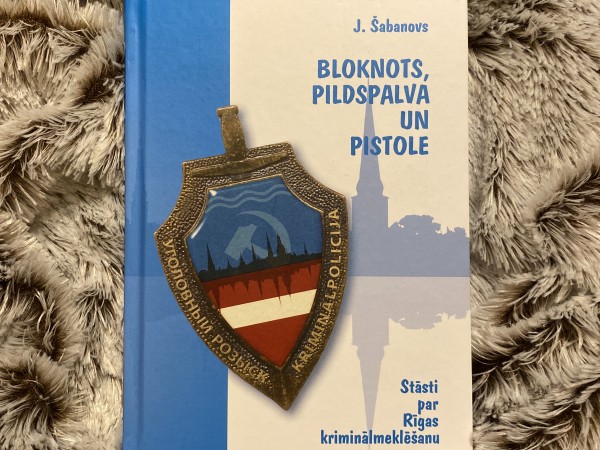 Bloknots, pildspalva un pistole