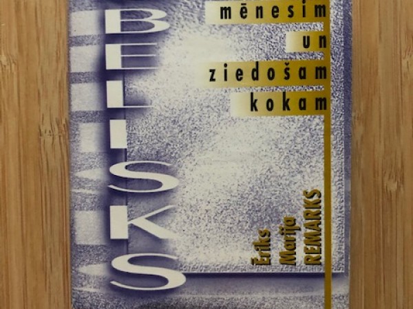 Obelisks mēnesim un ziedošam kokam