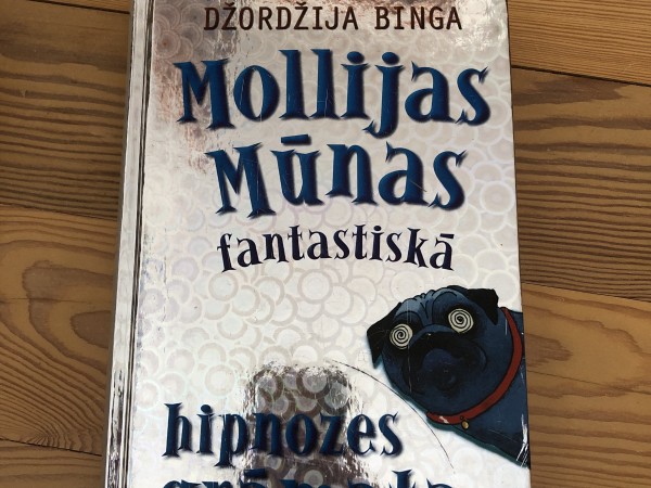 Mollijas Mūnas fantastiskā hipnozes grāmata