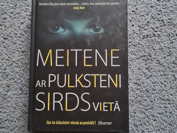 Meitene ar pulksteni sirds vietā