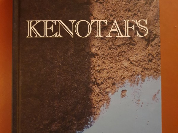 Kenotafs ar taureni uz lūpām