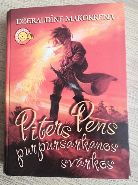 Pīters Pens purpursarkanos svārkos