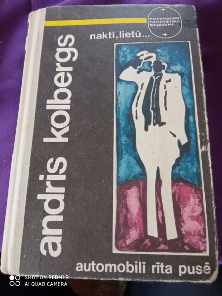 Naktī, lietū, automobilī rīta  pusē