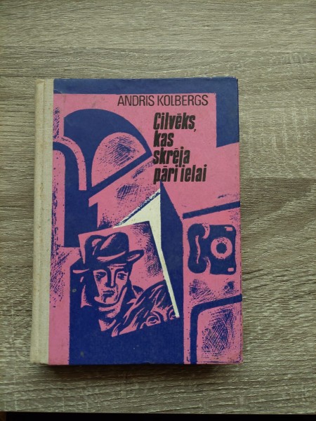 Cilvēks, kas skrēja pāri ielai