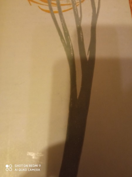 Bērni un koki aug pret ssuli