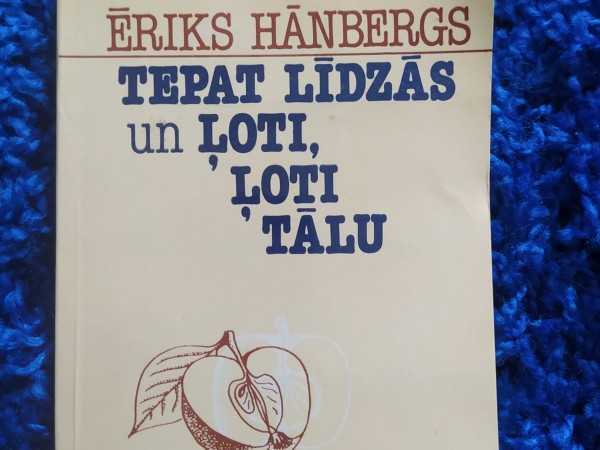 Tepat līdzās un ļoti, ļoti tālu