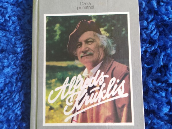 Dziesmās ieputināts