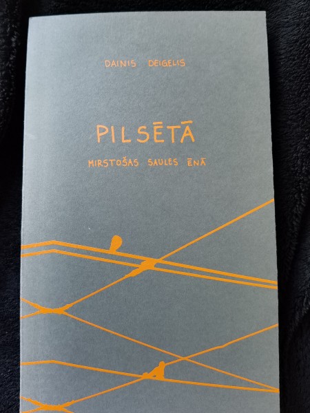 Pilsētā mirstošas saules ēnā