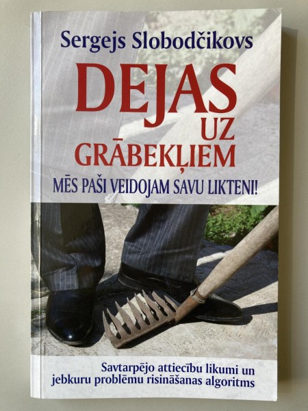 Dejas uz grābekļiem