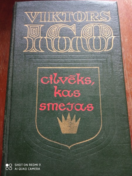 Cilvēks kas  smejas